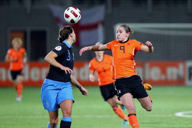 (L-R) Rachel Unitt of Engeland,Manon Melis of Holland Women s EURO - Holland v England Kwalificatie EURO 2013 2011 2012 xVIxPaulxBareldsx xOrangexPicturesxIVx 426485