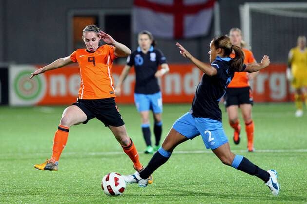 (L-R) Manon Melis of Holland,Alex Scott of Engeland Women s EURO - Holland v England Kwalificatie EURO 2013 2011 2012 xVIxPaulxBareldsx xOrangexPicturesxIVx 426486