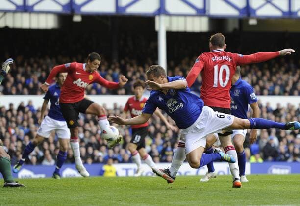 Javier Chicharito Hernandez of Manchester United (ManU) scores the first goal Barclays Premier League FC Everton vs Manchester United (ManU) 29th October, 2011 EDITORIAL USE ONLY. No use with unauthorised audio, video, data, fixture lists, club league logos or live services. Online in-match use limited to 120 images, no video emulation. No use in betting, games or single club league player publications. o0 Tor