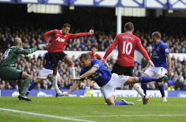 Javier Chicharito Hernandez of Manchester United (ManU) scores the first goal Barclays Premier League FC Everton vs Manchester United (ManU) 29th October, 2011 EDITORIAL USE ONLY. No use with unauthorised audio, video, data, fixture lists, club league logos or live services. Online in-match use limited to 120 images, no video emulation. No use in betting, games or single club league player publications. o0 Tor