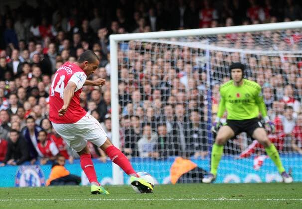 Arsenals Theo Walcott scoring his sides third goal Barclays Premier League FC Chelsea London vs FC Arsenal London 29th October, 2011 EDITORIAL USE ONLY. No use with unauthorised audio, video, data, fixture lists, club league logos or live services. Online in-match use limited to 120 images, no video emulation. No use in betting, games or single club league player publications. o0 Tor