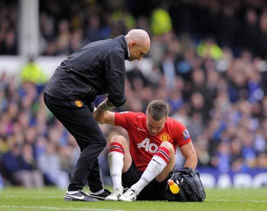 Tom Cleverley of Manchester United leaves the pitch injured Barclays Premier League FC Everton vs Manchester United (ManU) 29th October, 2011 EDITORIAL USE ONLY. No use with unauthorised audio, video, data, fixture lists, club league logos or live services. Online in-match use limited to 120 images, no video emulation. No use in betting, games or single club league player publications.