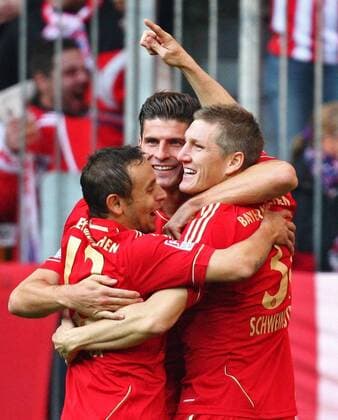 Mario GOMEZ schiesst das Tor zum 1-0 und jubelt mit RAFINHA, Bastian SCHWEINSTEIGER FC BAYERN MÜNCHEN - 1. FC NÜRNBERG Fussball 1. Bundesliga , München, am 29.10.2011 11.Spieltag,11.Spieltag11, Saison 2011 2012, Saison1112 , Liga01, 1.Liga, 1.Bundesliga, FCB, München, Nürnberg, FCN
