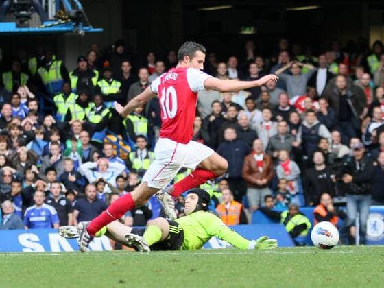 Arsenals Robin Van Persie scoring his third goal against Petr Cech Barclays Premier League FC Chelsea London vs FC Arsenal London 29th October, 2011 EDITORIAL USE ONLY. No use with unauthorised audio, video, data, fixture lists, club league logos or live services. Online in-match use limited to 120 images, no video emulation. No use in betting, games or single club league player publications. o0 Tor