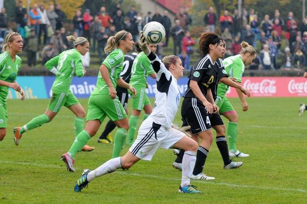 30.10.2011, Saison 2011 2012, Frauenbundesliga, Achtelfinale DFB-Pokal 1. FFC-Frankfurt vs VfL Wolfsburg Aktion Torwart Alice Vetterlein (Wolfsburg) wehrt erfolgreich ab