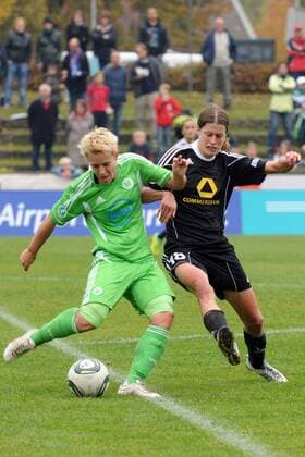 30.10.2011, Saison 2011 2012, Frauenbundesliga, Achtelfinale DFB-Pokal 1. FFC-Frankfurt vs VfL Wolfsburg Aktion Kerstin Garefrekes (FFC-Frankfurt) im Zweikampf mit Ivonne Hartmann (Wolfsburg)