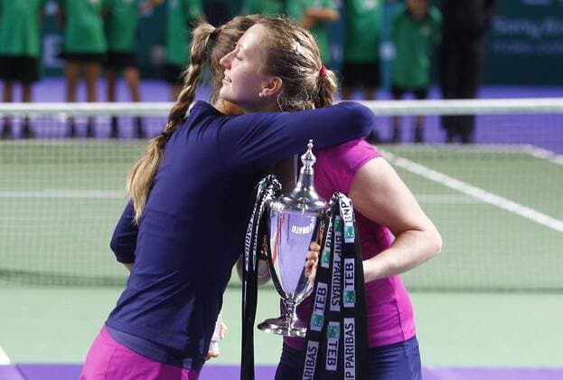 ISTANBUL FINAL WTA Tennis Damen MASTERS CHAMPIONSHIPS, ON THE PHOTO PETRA KVITOVA (R) WINNER OF THIS TOURNAMENT SHE IS RECEIVING CONGRATULATIONS FROM VICTORIA AZARENKA  KVITOVA-AS-301011-01 o0 Sieg, Sieger Pokal