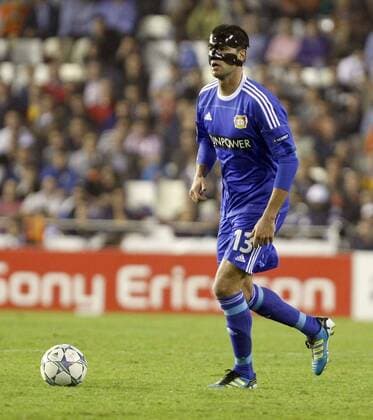 Valencia CF - Bayer 04 Leverkusen, Michael Ballack mit Gesichtsmaske aufgrund seiner Verletzung  o0 Objekte Schutz, Maske, Schutzmaske, Gesichtsschutz