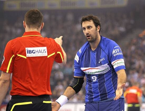 Foto:.... Igor Vori streitet mit dem Schiedsrichter Handball - 1. Bundesliga am 29.10.2011 HSV Hamburg - Balingen 36 - 22