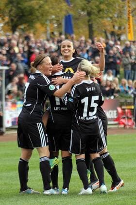 2.11.2011, FFC-Frankfurt, Saison 2011 2012, CHAMPIONS-LEAGUE in Frankfurt 1 8-FINAL-Hinspiel 1. FFC Frankfurt GEGEN Paris Saint-Germain Aktion, Torjubel bei der Torschützin zum 1:0 Fatmire Bajramaj (FFC Frankfurt) und Marozsan Dzenifer (FFC Frankfurt)