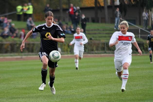 2.11.2011, FFC-Frankfurt, Saison 2011 2012, CHAMPIONS-LEAGUE in Frankfurt 1 8-FINAL-Hinspiel 1. FFC Frankfurt GEGEN Paris Saint-Germain Aktion, Kerstin Garefrekes (FFC Frankfurt)