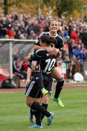 2.11.2011, FFC-Frankfurt, Saison 2011 2012, CHAMPIONS-LEAGUE in Frankfurt 1 8-FINAL-Hinspiel 1. FFC Frankfurt GEGEN Paris Saint-Germain Aktion, Torjubel bei der Torschützin zum 1:0 Fatmire Bajramaj (FFC Frankfurt) und Marozsan Dzenifer (FFC Frankfurt)
