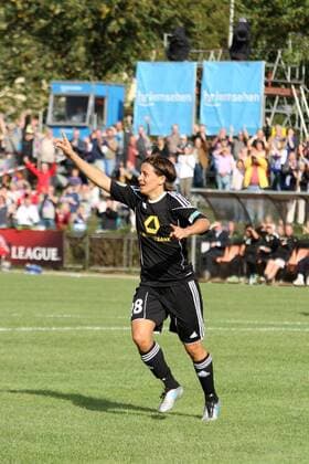 2.11.2011, FFC-Frankfurt, Saison 2011 2012, CHAMPIONS-LEAGUE in Frankfurt 1 8-FINAL-Hinspiel 1. FFC Frankfurt GEGEN Paris Saint-Germain Aktion, Torjubel, Torschützin Sandra Smisek mit Alexandra Krieger (FFC Frankfurt)