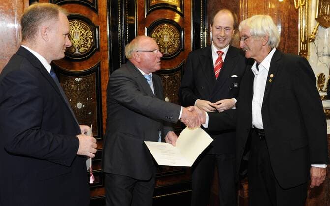 Michael Neumann Sportsenator, Uwe Seeler, Christian Poth Hamburger Fussbalverband, Herbert Kessler Jugendleiter West Eimsbuettel, - 25. UWE SEELER PREIS - Hamburg 02. 11. 2011