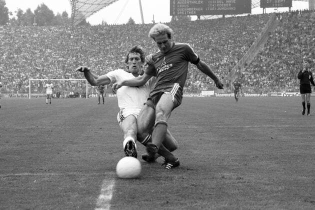 Karl Heinz Rummenigge (Bayern, re.) gegen Ditmar Jakobs (HSV) FC Bayern München - Hamburger SV 2:1 Aktion