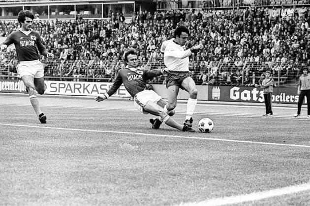 Wolfgang Seel (Düsseldorf, re.) gegen Klaus Zaczyk (Mitte) und Ivan Buljan (beide HSV) Fortuna Düsseldorf - Hamburger SV 3:1 Hamburg
