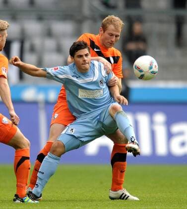 2. Fussball Bundesliga: Saison 2011 2012, 14. Spieltag TSV 1860 München - VfL Bochum 05.11.2011 Kevin Volland (li, 1860 München) gegen Lukas Sinkiewicz (VfL Bochum) 