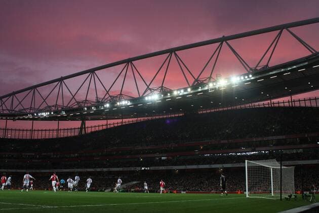 Arsenal FC London. 05.11.2011 As mild weather continues into November the sky turns a nice shade of purple as the sunsets behind The Emirates Stadium. NOxONLINExUSExWITHOUTxENDxUSERxLICENCExFROMxFOOTBALLxDATACOxLTD  o0 Stadion Atmosphäre