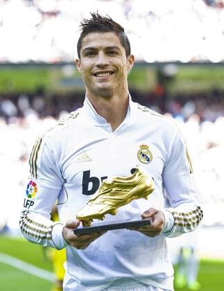 Real Madrid - Osasuna - Liga ( primera division) - Estadio Santiago Bernabeu - Madrid - Spain 06 11 2011 Cristiano Ronaldo showing his golden boot  o0 Pokal Trophäe Objekte Goldener Schuh bester Torschütze Europas