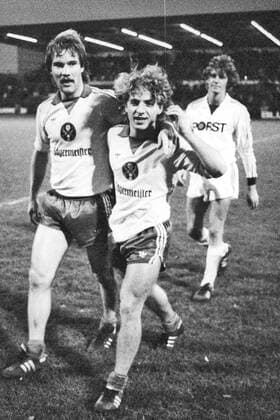 Aus 1. BL Saison 1981 1982 Eintracht Braunschweig gegen den VfL Bochum (dunkles Trikot) 2:1 am 31.10.1981.Gewonnen. Im Foto: BS Spieler Wolfgang Grobe li. und Peter Lux.