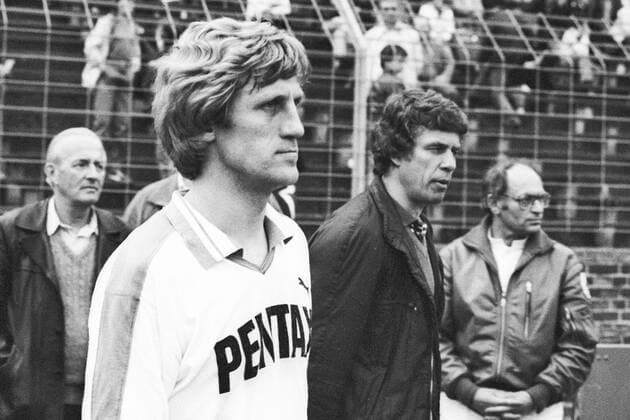 Aus 2. BL Saison 1980 1981 Hannover 96 (dunkles Trikot) gegen Werder Bremen 0:0 am 09.05.1981. Im Foto: Werder Trainer Otto Rehhagel mit Klaus Fichtel.