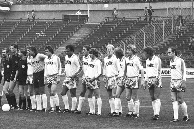 Aus 2. BL Saison 1980 1981 Hannover 96 (dunkles Trikot) gegen Werder Bremen 0:0 am 09.05.1981. Im Foto: Mannschaft von Werder bei Vorstellung sowie Schiri Joachim Kautschor mit Assi.