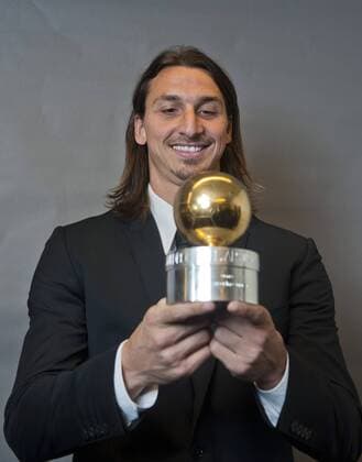 Stockholm 2011 11 07 Fotbollsgalan - Zlatan Ibrahimovic - Guldbollen KPkod 08002  o0 Preis Award Objekt Preisverleihung, Auszeichnung, Spielerauszeichnung, Ehrung, Spielerehrung
