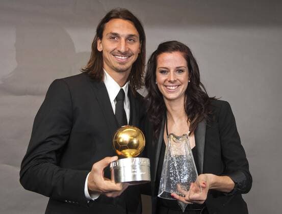 Stockholm 2011 11 07 Fotbollsgalan - Zlatan Ibrahimovic - Guldbollen och Lotta Schelin - Diamantbollen KPkod 08002  o0 Preis Award Objekt Preisverleihung, Auszeichnung, Spielerauszeichnung, Ehrung, Spielerehrung