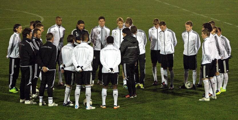 08.11.2011, Fussball, Training der deutschen Nationalmannschaft im Stadion Hoheluft des SC Victoria Hamburg. Besprechung