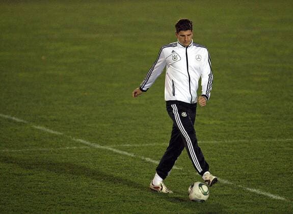 08.11.2011, Fussball, Training der deutschen Nationalmannschaft im Stadion Hoheluft des SC Victoria Hamburg. Mario Gomez (Deutschland)