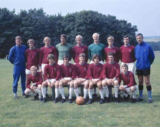 Fußball, Trainerhistorie FC Burnley von 1896 bis heute Burnley FC Team group 1971 1972 season 01 08 1971 Photocall Back row : L to R. Miller (trainer),Bellamy,Steve Kindon,Tony Waiters,Colin Waldron,Ian Mellor,McNulty,Angus,Jimmy Adamson (Manager). Front : Peter Collins,Danny Thomas,Billy Casper,Martin Dobson,Probert,Paul Fletcher,Docherty.