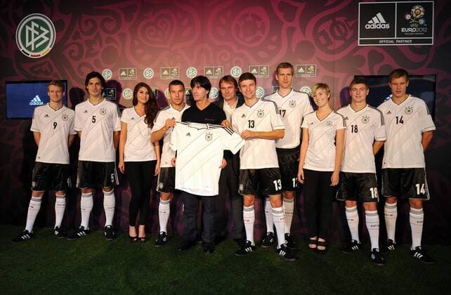 FUSSBALL DEUTSCHE NATIONALMANNSCHAFT SAISON 2011 2012 Andre SCHÜRRLE, Mats HUMMELS, Lukas PODOLSKI, Trainer Joachim LÖW, Günther WEIGL (Adidas) Thomas MÜLLER, Per MERTESACKER, Toni KROOS und Holger BADSTUBER (v.l., alle Deutschland) präsentieren das neue Trikot der Nationalmannschaft am 09.11.2011 in Hamburg  o0 Vorschau EM Wirtschaft Ausrüster Euro 2012