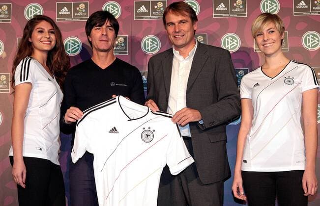 Fussball, Präsentation des neuen adidas-Trikots der deutschen Nationalmannschaft in Hamburg. v.l. Model , Bundestrainer Joachim Löw , Geschäftsführer adidas Market Central Günter Weigl , Model o0 Vorschau EM Euro 2012