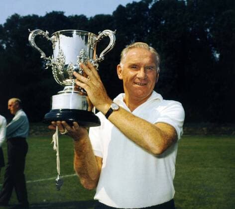 Bill Nicholson (Tottenham Hotspur Manager) with the League Cup Final trophy. Shooting 1973 74 season.  o0 Ligapokalsieger Objekte Sieg Trophäe Pokal o00 1974