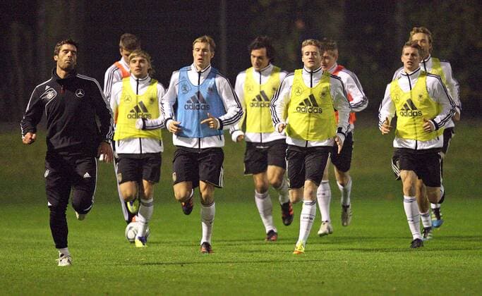 09.11.2011, Fussball, Training der deutschen Nationalmannschaft an der Imtech-Arena Hamburg. Aufwärmübungen