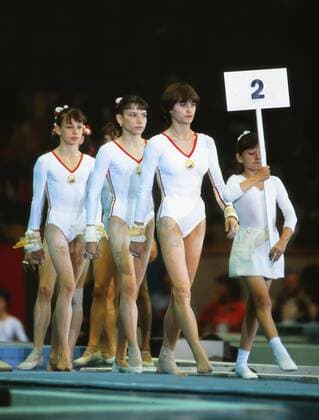 Nadia Comaneci - Romania leads out the team. Moscow Olympics 1980  o0 Aufnahmedatum geschätzt Olympia OS Sommer Olympische Sommerspiele Spiele