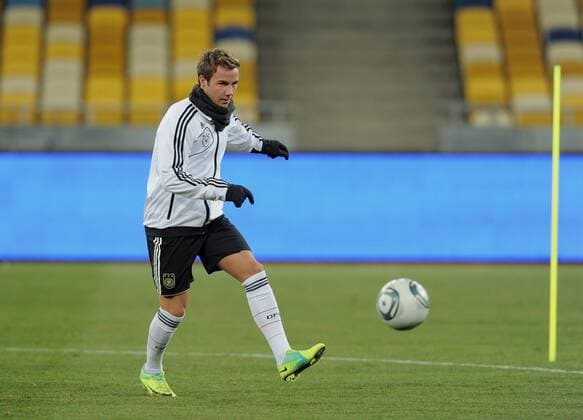 FUSSBALL International DEUTSCHE NATIONALMANNSCHAFT 10.11.2011 Abschlusstraining vor dem Testspiel im Olympiastadion in Kiew Mario GOETZE (Deutschland) am Ball 