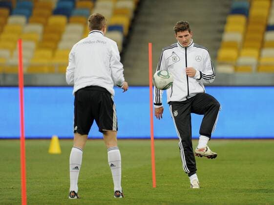 FUSSBALL International DEUTSCHE NATIONALMANNSCHAFT 10.11.2011 Abschlusstraining vor dem Testspiel im Olympiastadion in Kiew Mario GOMEZ (re, Deutschland) und Holger BADSTUBER (Deutschland) 