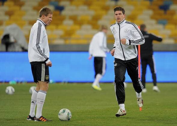 FUSSBALL International DEUTSCHE NATIONALMANNSCHAFT 10.11.2011 Abschlusstraining vor dem Testspiel im Olympiastadion in Kiew Mario GOMEZ (re, Deutschland) und Holger BADSTUBER (Deutschland) 