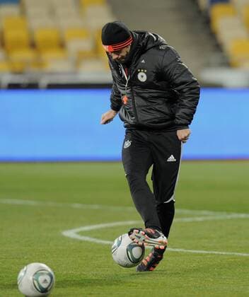 FUSSBALL International DEUTSCHE NATIONALMANNSCHAFT 10.11.2011 Abschlusstraining vor dem Testspiel im Olympiastadion in Kiew Trainer Joachim LOEW (Deutschland) mit Ball 