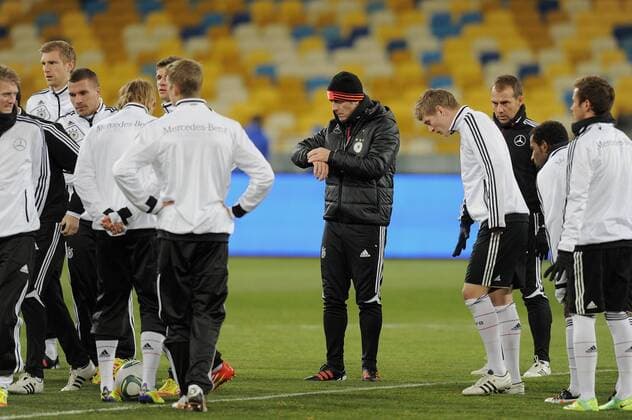 FUSSBALL International DEUTSCHE NATIONALMANNSCHAFT 10.11.2011 Abschlusstraining vor dem Testspiel im Olympiastadion in Kiew Trainer Joachim LOEW (Deutschland) blickt zur Uhr 