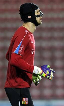 Czech national soccer goalkeeper Petr Cech trains in his new broken nose protective mask on November 10, 2011 prior to the Euro 2012 play-off soccer match against Montenegro, Prague, Czech Republic. (CTKxPhoto VitxSimanek)  CTKPhoto90201111101031601