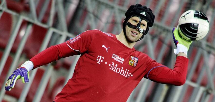 Czech national soccer goalkeeper Petr Cech trains in his new broken nose protective mask on November 10, 2011 prior to the Euro 2012 play-off soccer match against Montenegro, Prague, Czech Republic. (CTKxPhoto VitxSimanek)  CTKPhoto91201111101015201