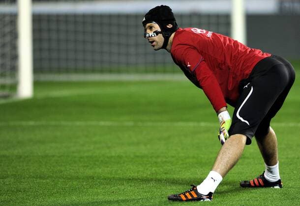 Czech national soccer goalkeeper Petr Cech trains in his new broken nose protective mask on November 10, 2011 prior to the Euro 2012 play-off soccer match against Montenegro, Prague, Czech Republic. (CTKxPhoto VitxSimanek)  CTKPhoto92201111101015701