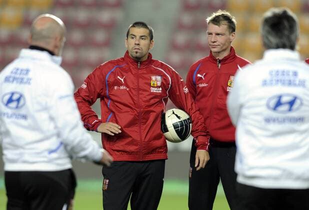 Czech national soccer players Milan Baros (left) and Jan Rajnoch train on November 10, 2011 prior to the Euro 2012 play-off soccer match against Montenegro, Prague, Czech Republic. (CTKxPhoto VitxSimanek)  CTKPhoto93201111101034801