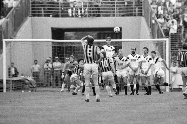 SV Waldhof Mannheim - SV Darmstadt 98 5:4 n.E. - Spannung bei einem Freistoss für Mannheim, u.a. mit Torwart Rainer Berg (li.), Rainer Scholz (3.v.re.), Uwe Kuhl (2.v.re.), Michael Künast (4.v.re., alle Darmstadt) Totale Mauer Freistossmauer