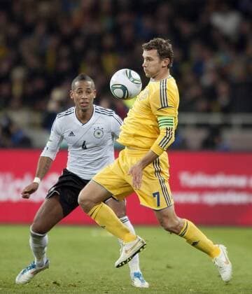 Denis AOGO (GER, l.) i beobachtet Kapitän (Kapitän) Andriy SHEVCHENKO (UKR) ; Spielszene, Aktion; Fussball