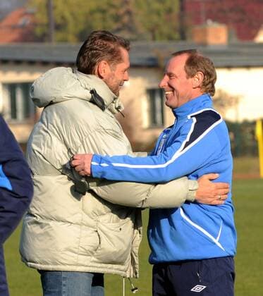 Fussball, Herren, Saison 2011 2012, Nationalelf Aserbaidschan, in Vorbereitung des Testspiels beim 1. FC Union Berlin trainierte Aserbaidschan in Berlin-Köpenick auf dem Sportplatz an der Dörpfeldstraße, Trainer Berti Vogts, Hans-Hubert Vogts (r.) und der in Köpenick wohnende Uli Borowka, 13.11. 2011,