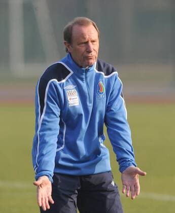 Fussball, Herren, Nationalelf Aserbaidschan, in Vorbereitung des Testspiels beim 1. FC Union Berlin trainierte Aserbaidschan in Berlin-Köpenick auf dem Sportplatz an der Dörpfeldstraße, Trainer Berti Vogts, Hans-Hubert Vogts, 14.11. 2011,