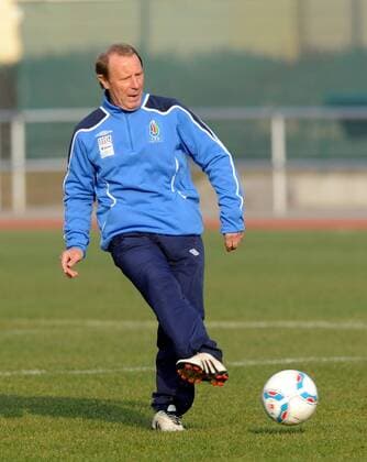Fussball, Herren, Nationalelf Aserbaidschan, in Vorbereitung des Testspiels beim 1. FC Union Berlin trainierte Aserbaidschan in Berlin-Köpenick auf dem Sportplatz an der Dörpfeldstraße, Trainer Berti Vogts, Hans-Hubert Vogts, 14.11. 2011,